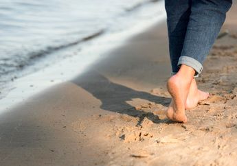 Nyesel Baru Tahu Sekarang, Rutin Berjalan Tanpa Alas Kaki atau &lsquo;Nyeker&rsquo; Ternyata Punya Segudang Manfaat Kesehatan, Mulai dari Mencegah Penyakit Jantung Hingga Penuaan Kulit