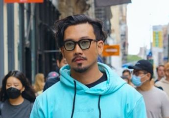 No Gengsi-Gengsi Club, Denny Sumargo Pamer Jogetan di New York Times Square Bareng Fitri Carlina dan Emak-Emak, Netizen Sampai Ngakak Lihat Hal Ini