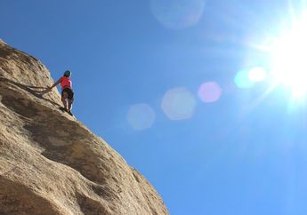 Tanda Masalah Datang! Inilah 4 Penjelasan Arti Mimpi Tentang Jatuh dari Tebing