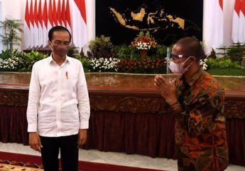 Akhirnya Bertemu Sosok Viral yang sempat Ditangkap Gegara Bentangkan Poster Saat Dirinya Berkunjung ke Blitar, Presiden Jokowi Tancap Gas Lakukan Hal Ini Usai Dengarkan Keluhan sang Peternak Ayam