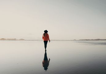 10 Arti Mimpi Berjalan di Atas Air Menurut Primbon Jawa, Jangan Salah Sangka, Bukan Tanda Anda Dapat Kesaktian