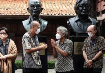 Patung Perintis Kompas Gramedia Jakob Oetama Dilapisi dengan Perunggu, Ini Cerita Sang Pemahat Azmir Azhari