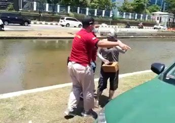 Viral Seorang Pensiunan Polisi Kini Mengamen Jadi Manusia Silver di Kota Semarang, Ternyata Ini Alasannya