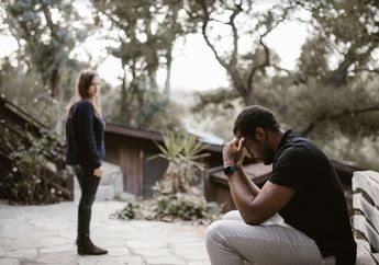 Nyesek Abis! Padahal Rela Makan Biskuit Demi Modal Nikah, Pria ini Kepergok Nangis Sejadi-jadinya Saat Lihat Video Tunangannya Berhubungan Intim dengan Selingkuhan