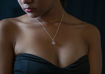 5 Arti Mimpi Diberi Kalung oleh Seorang Pria, Ternyata Bisa Jadi Pertanda Keinginan untuk Mendapat Hal Ini dari Orang yang Dicintai, Simak Penjelasannya