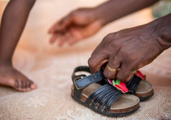 Waspada, Bocah 4 Tahun Hampir Kehilangan Nyawa Setelah Mencoba Sepatu Baru di Toko, Penyebabnya Hal Sepele yang Sering Diabaikan Orang Tua!