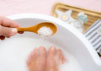 Mulai Nanti Malam Coba Rendam Kaki dengan Air Garam Sebelum Tidur, Anda Akan Kaget dengan Efek Ajaib Ini Keesokan Harinya, Banyak Orang Ketagihan!