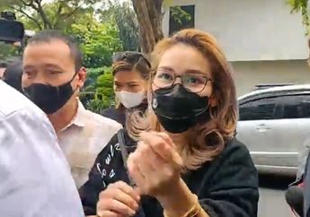 Didampingi Ayu Ting Ting, Abdul Rozak dan Umi Kalsum Datangi Polda Metro Jaya untuk Jalani Pemeriksaan Terkait Laporan terhadap Haters