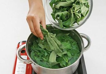 Terbongkar Rahasia Pengusaha Restoran Padang Bertahun-tahun, Ternyata Begini Trik Membuat Lalapan Daun Singkong Tetap Hijau Segar, Tambahkan Satu Bahan Dapur Ini Saat Direbus