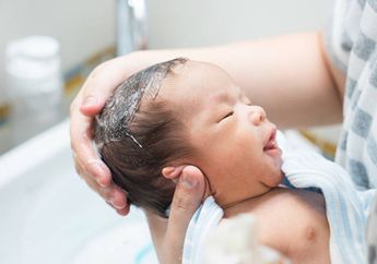 Supaya si Kecil Tumbuh Sehat, Simak 4 Manfaat Mandi Bagi Bayi Baru Lahir, Tapi Jangan Dilakukan Setiap Hari ya!