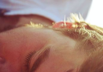 Berhenti Bangun Siang Agar Rezeki Tak Dipatok Ayam, Ini 5 Langkah Membangun Kebiasaan Bangun Pagi yang Cocok Buat Si Night Person!