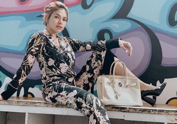 Sandang Predikat Ratu Huru-hara, Nikita Mirzani Kini Sukses Bikin Pangling Sejuta Umat Saat Kenakan Kebaya Hijau yang Bikin Penampilannya Anggun Maksimal, ini Beneran Nyai?