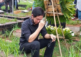 Addie MS Terisak Ketika Ingat Kenangan Bersama Oddy Agam Saat Pemakaman