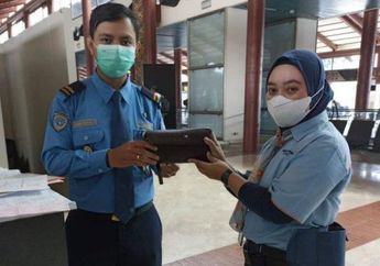 Patut Diacungi Jempol! Petugas Kebersihan Bandara Soekarno Hatta Ini Langsung Dapat Apresiasi dari PT Angkasa Pura karena Kembalikan Barang Temuan Bernominal Fantastis Ini