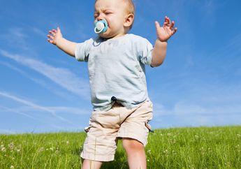 Anak Takut Menginjak Rumput? Yuk! Cari Tahu Penyebab dan Cara Mengatasinya