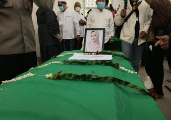 Sebelum Dibawa ke Pemakaman, Jenazah Vanessa Angel dan Bibi Ardiansyah Disalatkan