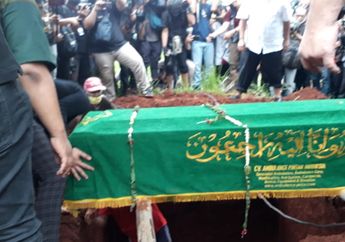 Diiringi Isak Tangis, Adik Bibi Ardiansyah Terjun Langsung ke Liang Lahat untuk Bantu Makamkan sang Kakak dan Vanessa Angel