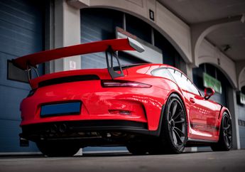 Pakai Mobil Sport Rp10 Miliar Buat Antar Anak ke Sekolah, Ayah Tajir ini Malah Dikeluarkan dari Grup Chat Orangtua Murid