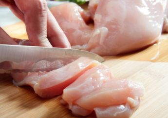 Mulai Sekarang Stop Mencairkan Daging Ayam Beku dengan Cara Direndam Air, Bahayanya Bikin Satu Keluarga Kena Penyakit, Waspada!