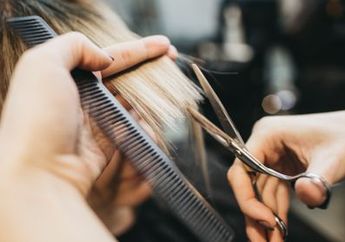 5 Tips Potong Rambut Sendiri di Rumah Biar Enggak Gagal dan Badai