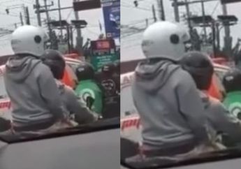 Seenak Jidat Geber Motor Saat Berhenti di Lampu Merah, Dua Pemuda Ini Auto Kicep Setelah Aksinya Ditabok Sosok Ini, Netizen: Puas Banget!