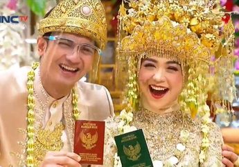 Usung Adat Palembang, Yuk Tengok Dekroasi Pelaminan Ria Ricis dan Teuku Ryan yang Didominasi Warna Emas