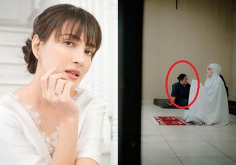 Satu Indonesia Auto Kaget, Potret Shandy Aulia Kenakan Mukena dan Sholat Jadi Viral, Sosok Ibu-ibu di Samping sang Artis Jadi Sorotan Netizen: Kok Mirip Almarhum Mbak You?