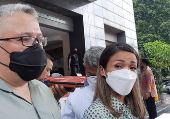 Nirina Zubir Menduga Mantan Asisten Mendiang Ibunda Telah Intai Aset Tanah Rumah Keluarganya Sejak Tahun 2010