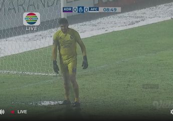 Persik Vs Arema - Adilson Maringa Protes Ada Banjir di Muka Gawang, Wasit Perintahkan Diam dan Lanjutkan Pertandingan