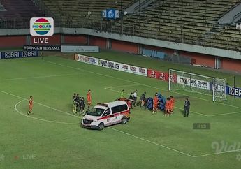 BREAKING NEWS - Ambulans Masuk Lapangan, Persib vs Persiraja Diakhiri Satu Pemain Kolaps 