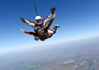 Jangan Panik! Arti Mimpi Skydiving Tandem Ternyata Punya Makna Positif yang Berpengaruh Pada Caramu Menjalani Hidup