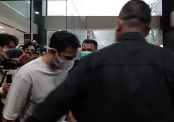 Di Tengah Cuaca Hujan dan Angin Kencang, Raffi Ahmad Buru-Buru Ingin Kubur Ari-Ari sang Anak