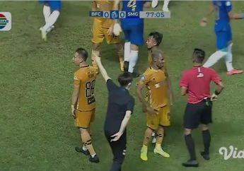 Sikut Dibalas Tamparan Tapi Cuma Satu Kartu Merah, Paul Munster: Saya Malu Lihat Wasit Indonesia