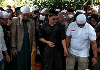 Jenazah Ameer Azzikra Diazankan Alvin Faiz di Sebelah Pusara Ustaz Arifin Ilham dengan Diiringi Salawat