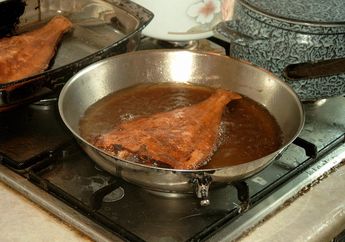 Sebelum Menggoreng Ikan Coba Masukkan Tepung ke Dalam Minyak, Hasilnya Pasti Bikin Ibu Rumah Tangga Kegirangan!