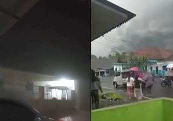 Innalilahi, Gunung Semeru Meletus, Langit Kelam dan Gelap Gulita bak Malam Hari Saat Rentetan Hujan Abu Turun di Lumajang, Isak Tangis Warga Terdengar di Tepi Jalan
