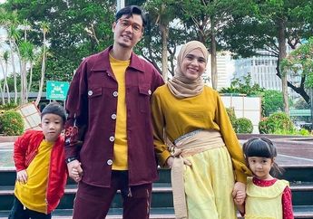 Bikin Konten Kocak Sekeluarga, Intip Penampakan Pintu Masuk di Rumah Artis Nycta Gina dan Rizky Kinos yang Bergaya Minimalis Modern, Unik Banget!