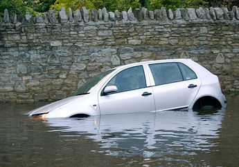 Wajib Tahu! Ini 4 Tips Memarkir Mobil Biar Enggak Hanyut Saat Banjir