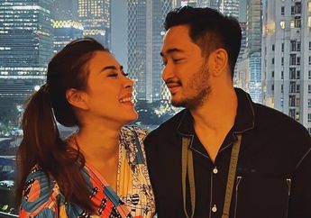 Kompak Berpose Manis Bareng Suami di Atas Ranjang, Intip Penampakan Kamar di Rumah Artis Syahnaz Sadiqah dan Jeje Govinda yang Kece Abis dengan Nuansa Monokrom