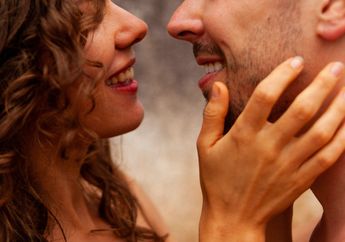 Pasangan Suami Istri Wajib Coba, 5 Posisi Bercinta Ini Ternyata Dijamin Bikin Hubungan Ranjang Makin Meledak-ledak!