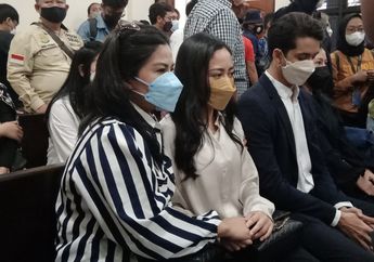 Genggam Erat Tangan sang Ibu, Rachel Vennya Gugup Hadapi Sidang Perdana