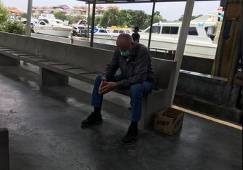 Selesai Larung Abu Jenazah Anaknya, Ayah Laura Anna Tundukan Kepala