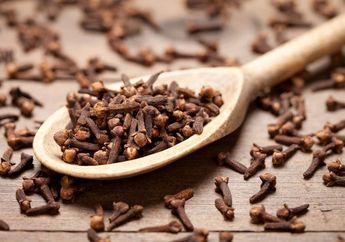 Mulai Nanti Malam, Coba Kunyah 2 Biji Cengkeh Lalu Minum Segelas Air Hangat, Anda Akan Sujud Syukur Penyakit Ini Nggak Pernah Nongol Lagi