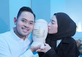 'Hai Perempuan Kuat, Sedih Banget Baca Tulisanmu Buat Aku!' Crazy Rich Malang Cium Guci Abu Laura Anna hingga Bongkar Pesan Terakhir sang Selebgram