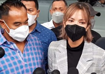 Dituntut 12 Bulan Rehabilitasi, Nia Ramadhani Nangis di Ruang Sidang,&nbsp;Hakim Belum Izinkan untuk Bicara Soal Pledoi