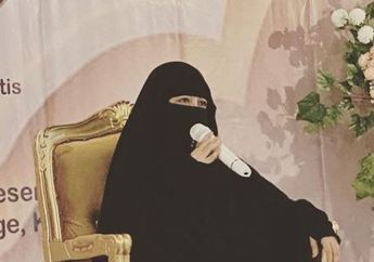 Banting Tulang Sendirian Nafkahi Empat Anak Usai Ditinggal Uje, Begini Suasana Teras di Rumah Umi Pipik yang Penuh Tanaman, Tempelan Wejangan, dan Berhawa Adem