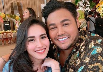 Heran Lihat Kelakuan Ivan Gunawan Punya Anak Boneka hingga Panjatkan Doa Ini, Ayu Ting Ting Malah Dikode Balik Ibunda sang Desainer : Mama Doain Biar Cucunya dari Ayu