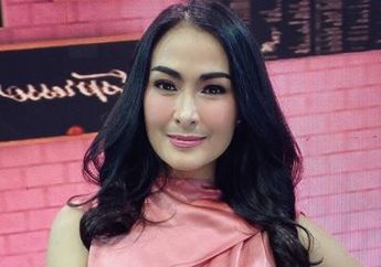 Pergi Liburan ke Paris Bareng Putri Kesayangan, Intip 4 Potret Modis Iis Dahlia Selama Liburan!