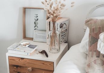 Ada Lampu hingga Lilin Aromaterapi, Inilah 4 Barang Penting yang Wajib Ada di Samping Meja Tidur