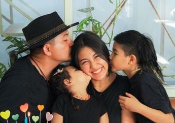 Berbentuk Spiral dengan Gaya Elegan, Intip Penampakkan Tangga di Rumah Artis Sharena Gunawan dan Ryan Delon yang Berkesan Unik